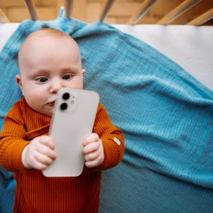 Οθόνες: Πώς επηρεάζουν τον εγκέφαλο του παιδιού;