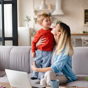 Επικοινωνιακά παιδιά: Η δεξιότητα που θα τα πάει μπροστά – Τη μαθαίνουν από εμάς