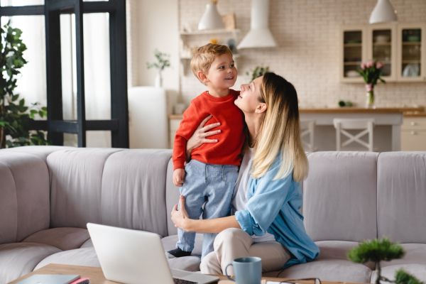 Επικοινωνιακά παιδιά: Η δεξιότητα που θα τα πάει μπροστά – Τη μαθαίνουν από εμάς