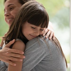 Πώς να διδάξετε στα παιδιά την καλοσύνη και την ενσυναίσθηση