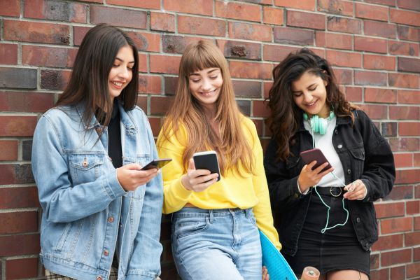 Smartphones: Πολύ συχνή η χρήση τους στα σχολεία | imommy.gr