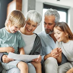 Βaby boomers-παππούδες: Μήπως κακομαθαίνουν τα εγγόνια;