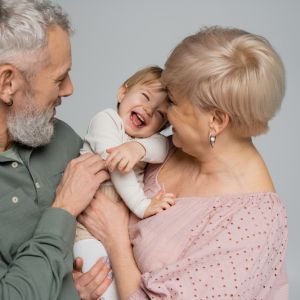 Εγγόνια: Πώς επηρεάζουν τη γνωστική υγεία των παππούδων;