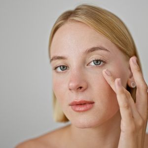 Πώς θα απαλλαγείτε από το πρήξιμο κάτω από τα μάτια