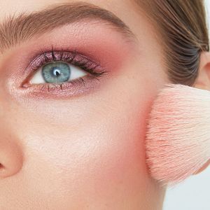 Αυτές είναι οι πιο hot αποχρώσεις & υφές στα ρουζ τον φετινό χειμώνα