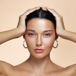 Πώς θα κάνετε slick-back χτενίσματα χωρίς να ταλαιπωρείτε τα μαλλιά σας