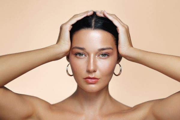 Πώς θα κάνετε slick-back χτενίσματα χωρίς να ταλαιπωρείτε τα μαλλιά σας | imommy.gr