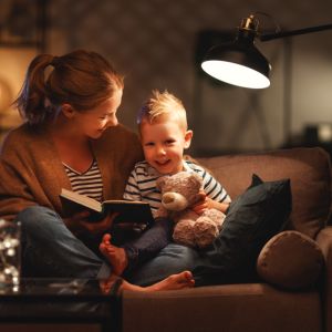 Παιδιά: Γιατί να τους διαβάζετε κάθε βράδυ;