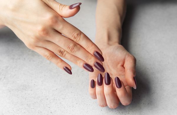 Σας αρέσουν τα αμυγδαλωτά νύχια; 5 nail designs για να υιοθετήσετε | imommy.gr