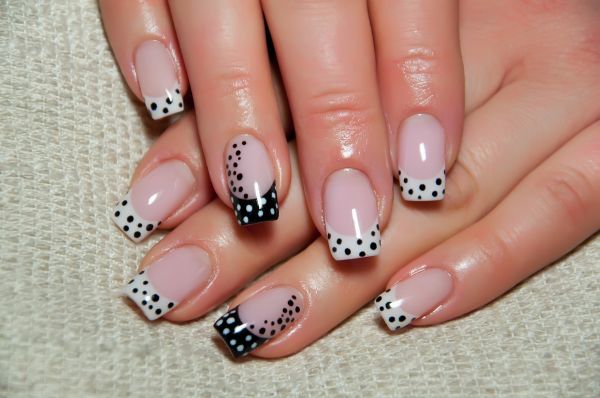 Dalmatian nails: Η νέα παιχνιδιάρικη τάση στο μανικιούρ | imommy.gr