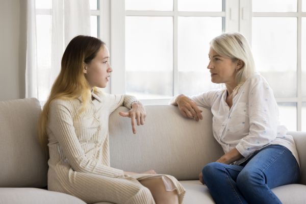 Γονείς: Πώς θα μιλήσετε στο παιδί για τα πρώτα φλερτ | imommy.gr