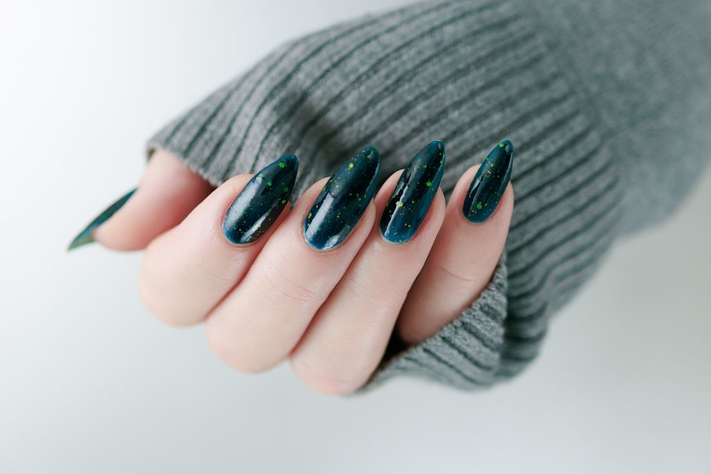 Evergreen nails: Το mani trend που αξίζει να δοκιμάσετε τον φετινό χειμώνα