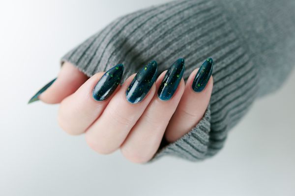 Evergreen nails: Το mani trend που αξίζει να δοκιμάσετε τον φετινό χειμώνα | imommy.gr