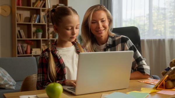Γονείς: Να είμαστε φίλοι με τα παιδιά μας ή όχι;