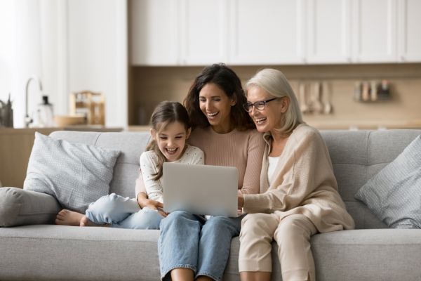 Έχετε αρχίσει να γίνεστε οι γονείς σας; Πώς να το διαχειριστείτε; | imommy.gr