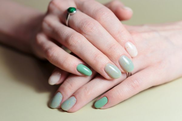 Jade nails: Η τάση στο μανικιούρ που θα σας φέρει καλή τύχη | imommy.gr