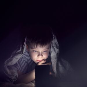 Smartphones: «Κλέβουν» έναν ύπνο τη βδομάδα από το παιδί