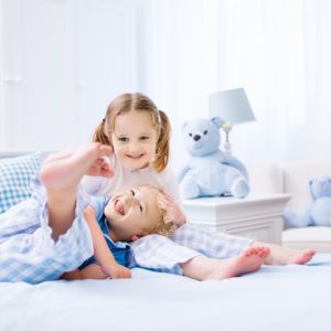 Ένα δωμάτιο, δύο αδέρφια: Πλεονεκτήματα και μειονεκτήματα της «συγκατοίκησης»