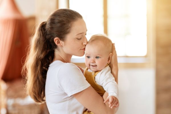 Μητρικό άγγιγμα: Πώς φαίνεται η επιρροή του στην εφηβεία; | imommy.gr