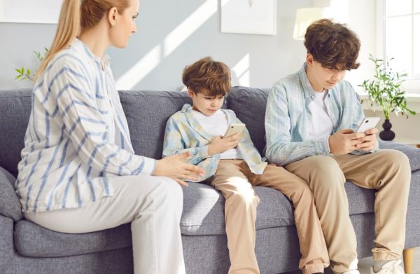Μια μικρή οθόνη μεγαλώνει το χάσμα ανάμεσα σε γονείς και παιδιά | imommy.gr
