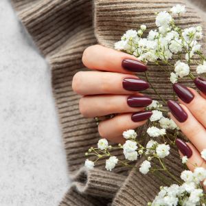 Mulled wine nails: Το πιο cozy mani trend της σεζόν