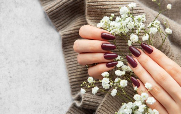 Mulled wine nails: Το πιο cozy mani trend της σεζόν | imommy.gr