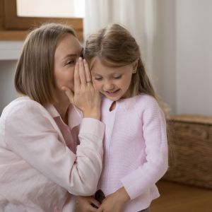 Τα παιδιά ακούν τα πάντα: Οι μικροί κατάσκοποι «στήνουν αυτί»