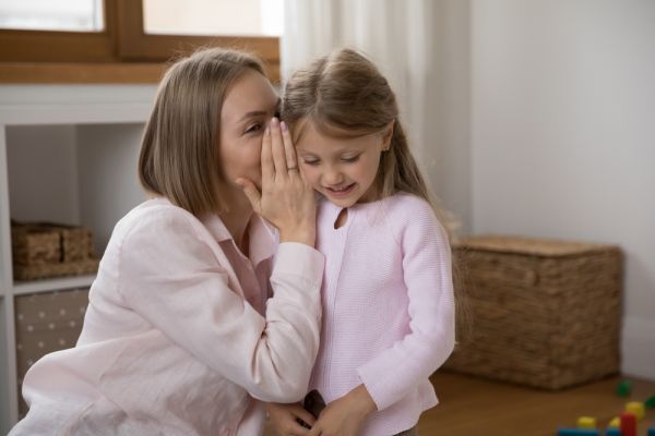 Τα παιδιά ακούν τα πάντα: Οι μικροί κατάσκοποι «στήνουν αυτί»