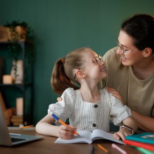 Παιδιά: 4 βασικές συμπεριφορές που μαθαίνουν από εμάς