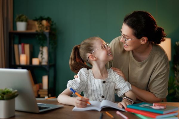 Παιδιά: 4 βασικές συμπεριφορές που μαθαίνουν από εμάς | imommy.gr