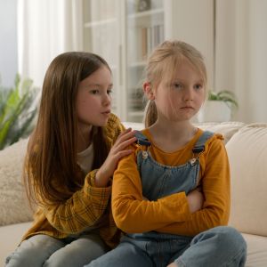 People-pleasing: 6 σημάδια ότι ένα παιδί είναι «υπερβολικά» ευγενικό