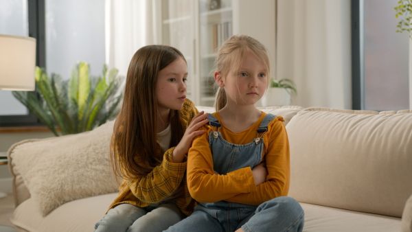 People-pleasing: 6 σημάδια ότι ένα παιδί είναι «υπερβολικά» ευγενικό | imommy.gr