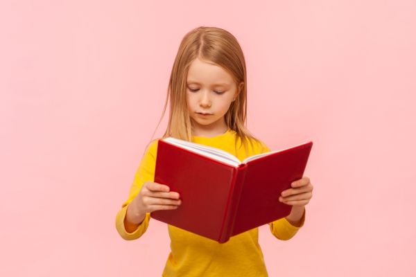 Η επιρροή των οθονών στη γλώσσα των παιδιών: Το λεξιλόγιο συρρικνώνεται | imommy.gr