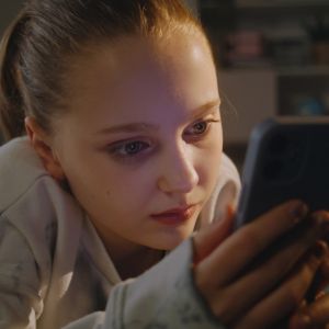 Πώς να βοηθήσετε το παιδί σας να σταματήσει το doomscrolling;