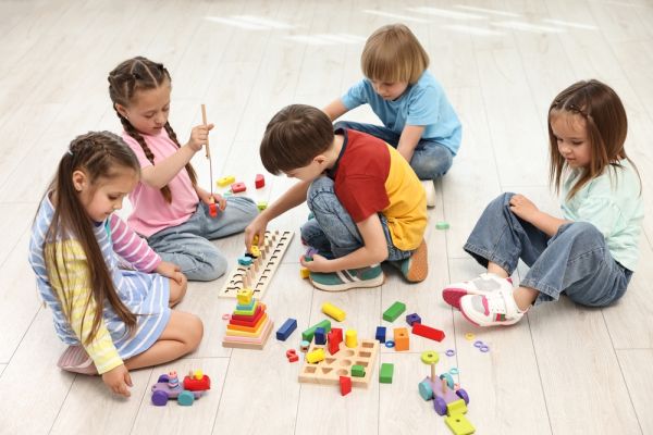 Συνεργασία: Πότε παίζουν πιο καλά τα παιδιά μεταξύ τους; | imommy.gr