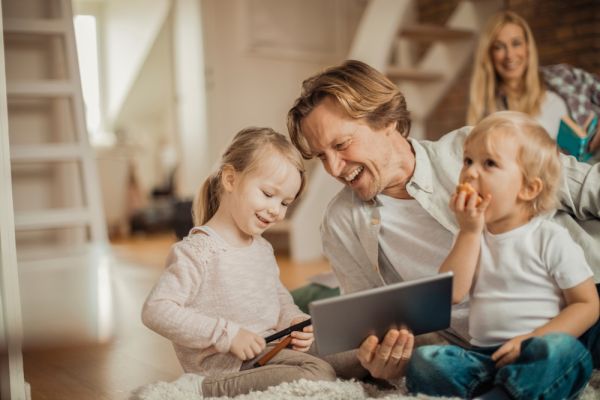 Τι κάνουν οι Σκανδιναβοί γονείς και τα καταφέρνουν τόσο καλά;