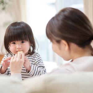 Τι μας μαθαίνουν οι Ιάπωνες γονείς για τα σνακ
