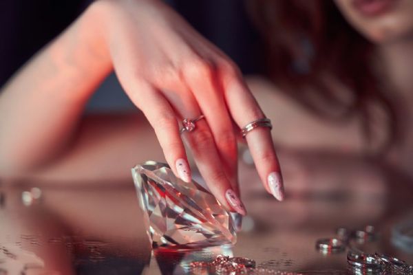 Micro-crystal manicure: Το πιο κομψό και μίνιμαλ μανικιούρ | imommy.gr