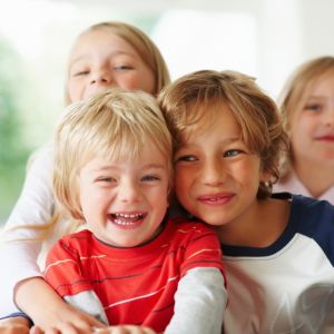 Αδέρφια: 5 συμβουλές για υγιείς και συναισθηματικά ισχυρές σχέσεις