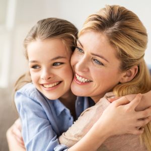 Γονείς «κοάλα»: Τελικά, οι πολλές αγκαλιές κάνουν κακό στο παιδί;