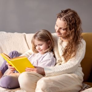 Διαβάζουμε όλο και λιγότερο δυνατά στα παιδιά μας—Ώρα να το αλλάξουμε