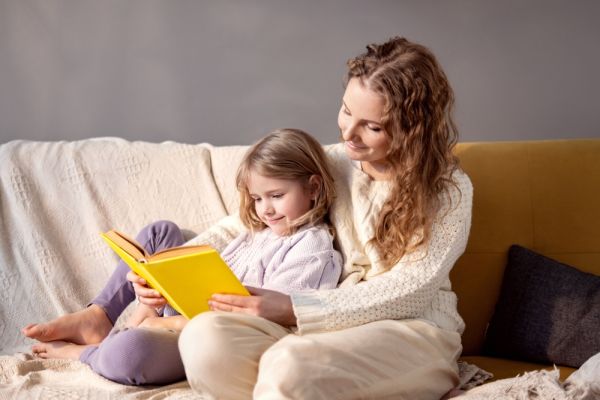 Διαβάζουμε όλο και λιγότερο δυνατά στα παιδιά μας—Ώρα να το αλλάξουμε | imommy.gr
