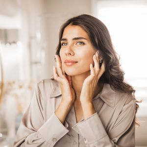 Από τον ορό στις κρέμες νύχτας: Η ολοκληρωμένη ρουτίνα αντιγήρανσης προσώπου