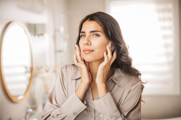 Από τον ορό στις κρέμες νύχτας: Η ολοκληρωμένη ρουτίνα αντιγήρανσης προσώπου | imommy.gr