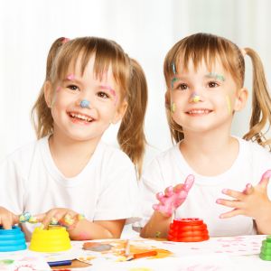 Δίδυμα & Ατομικότητα: Πώς να τα στηρίξετε να γίνουν ο εαυτός τους