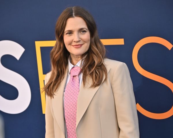 «Μαμά, πώς ήσουν τη δεκαετία του ’90;» – Η Ντρου Μπάριμορ γυρνά το χρόνο πίσω για χάρη των κορών της | imommy.gr