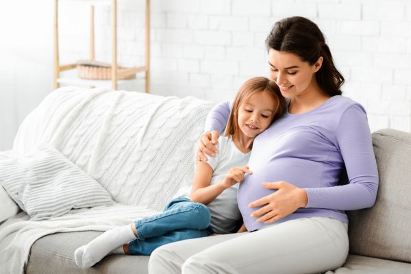 Πώς να προετοιμάσετε το νήπιό σας για τον ερχομό του μωρού | imommy.gr