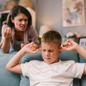 Τι συμβαίνει στον εγκέφαλο του παιδιού όταν ακούει φωνές;