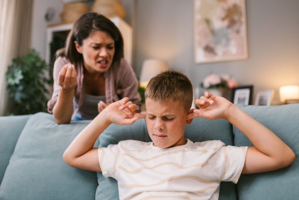 Τι συμβαίνει στον εγκέφαλο του παιδιού όταν ακούει φωνές;