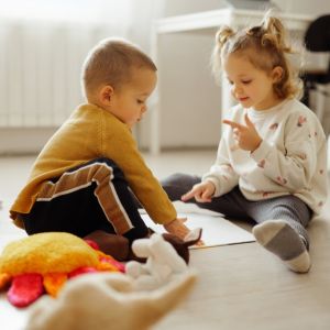 Παιδιά: Μαθαίνοντάς τους τη σημασία του να μοιράζονται και να περιμένουν τη σειρά τους